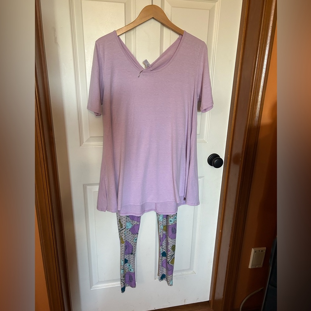 Very gently used Lularoe Perfect Tee and TC leggings.